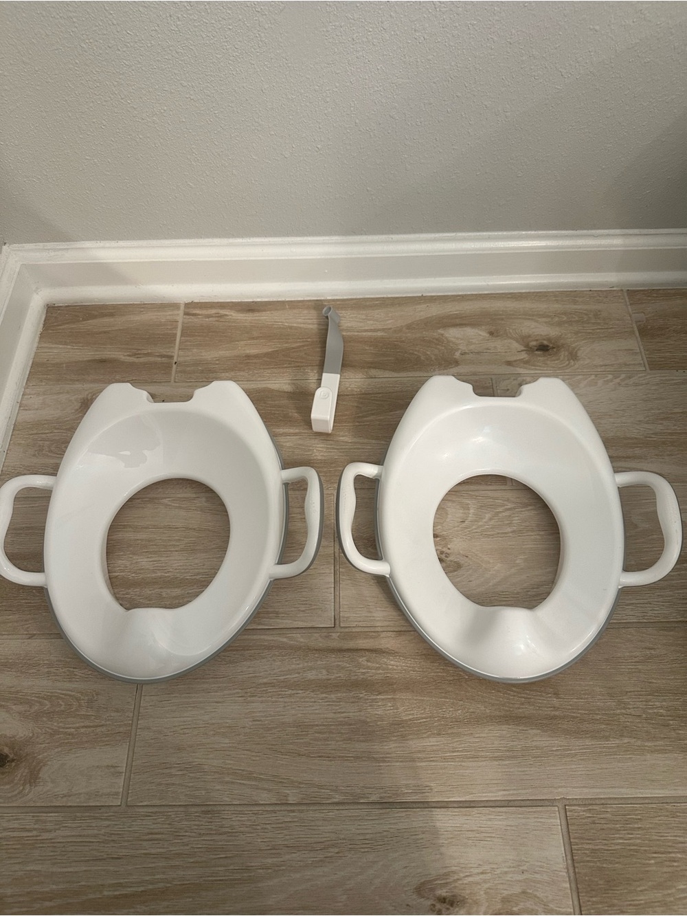 Munchkin Potty Training Seat with Handles + Hook